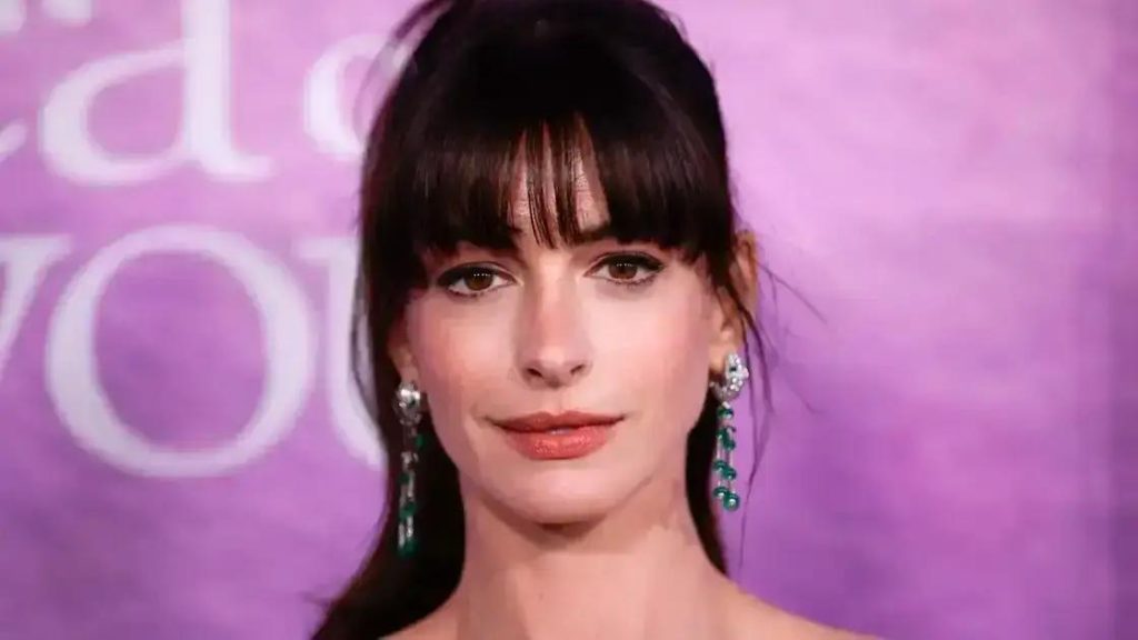 Anne Hathaway se desculpa com jornalista após 12 anos
