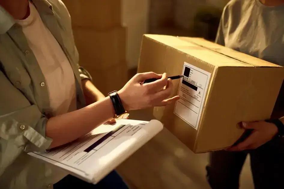 Assalto a entregadora da Shopee: 70 pacotes levados em Uberaba