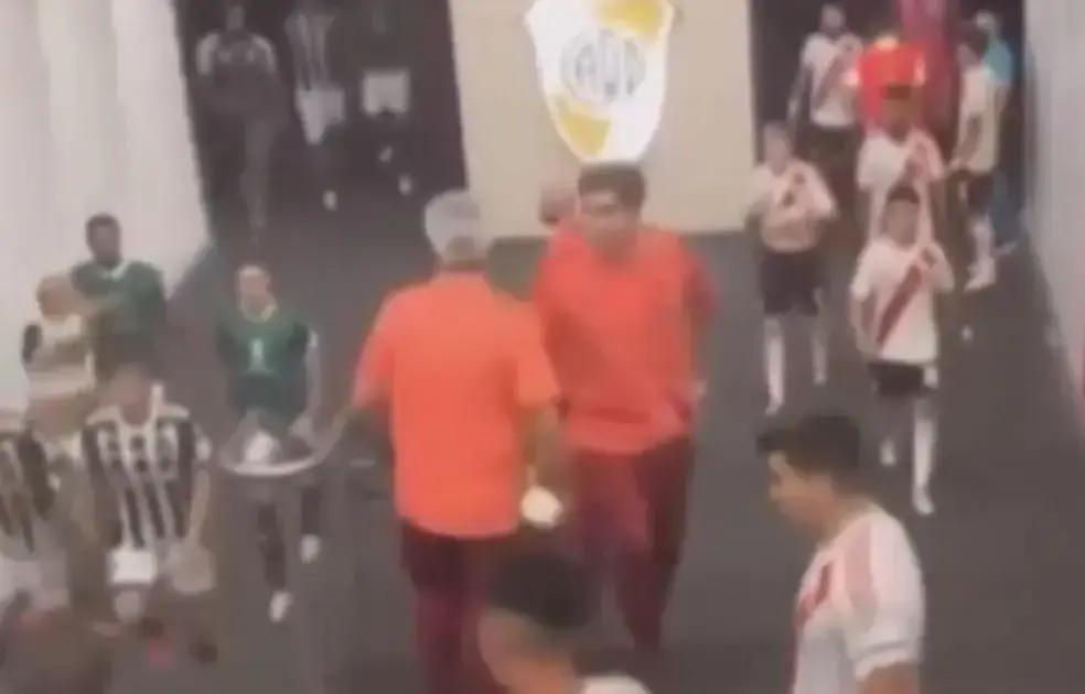 Atlético e River: quem é o jogador que pegou a camisa de Deyverson?