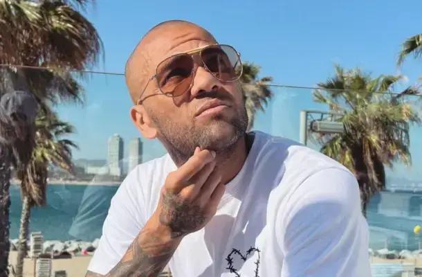 Daniel Alves Reaparece Após 7 Meses Fora da Cadeia