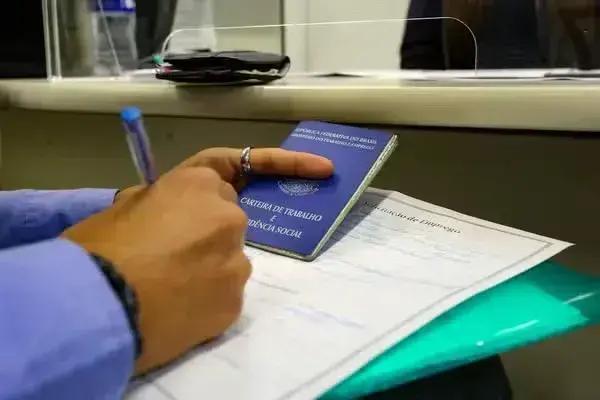Desemprego no Brasil cai para 6,4% no 3º trimestre