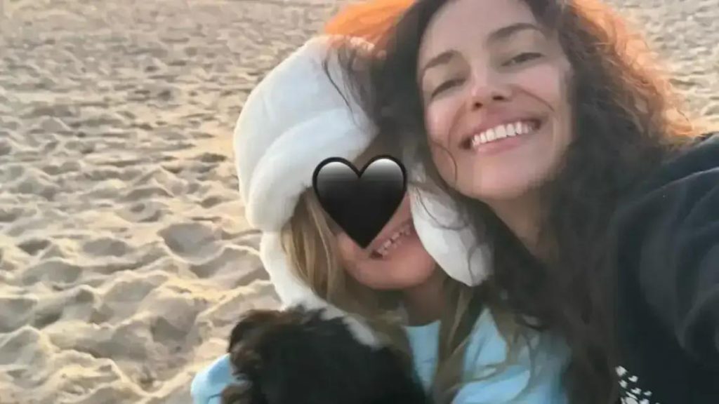 Irina Shayk: Momento Raro com a Filha na Praia