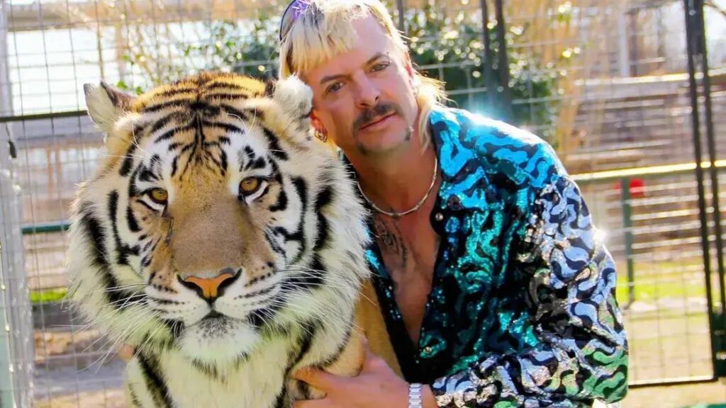 Joe Exotic anuncia noivado com companheiro de cela