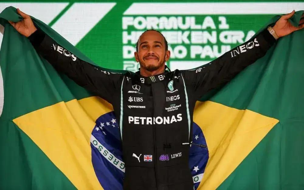 Lewis Hamilton homenageia Ayrton Senna no GP de São Paulo