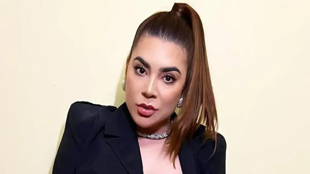 Naiara Azevedo beija novo namorado e revela compromisso