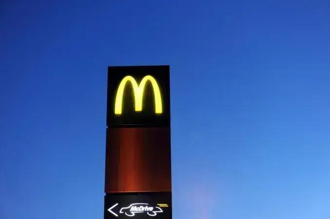 Surto de E. coli leva fast-foods a retirar cebolas