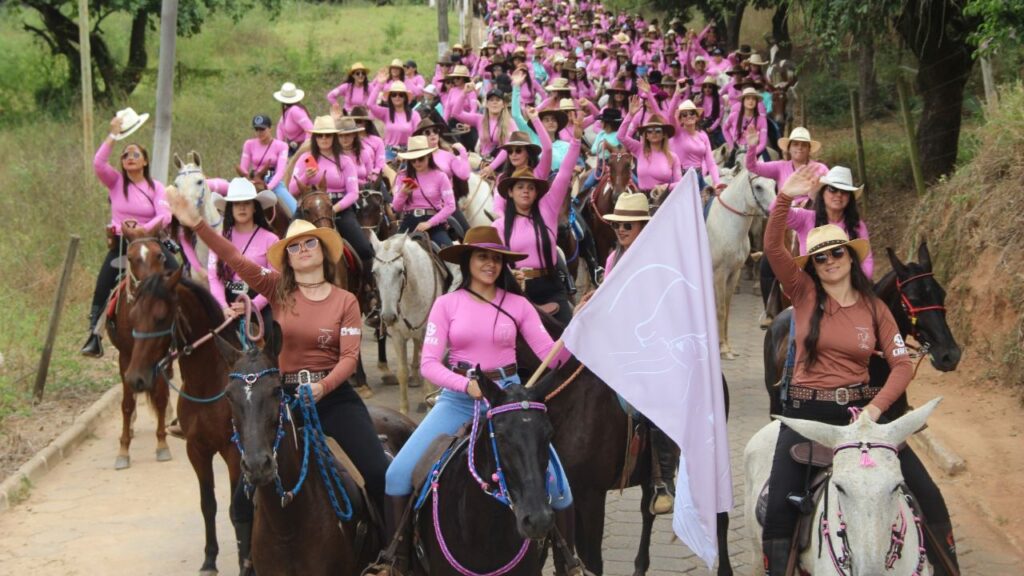 Cavalgada do Batom de Ferros se consolida como homenagem e luta pela visibilidade e espaço das mulheres