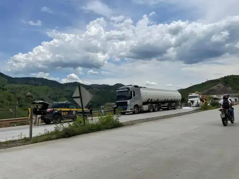 Acidente entre carretas provoca vazamento em BR sentido Ipatinga