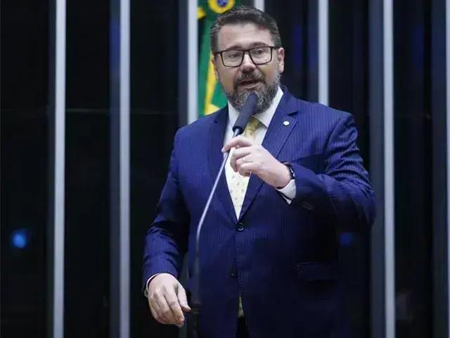 Deputado propõe fim de feriados úteis para aumentar produtividade