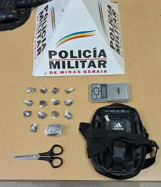 Flagrante: PM apreende adolescente com drogas em Ipatinga