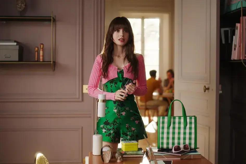Lucas Bravo retorna em Emily em Paris: 5ª temporada confirmada