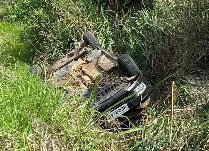 Motorista perde controle e capota no Morro da UPA