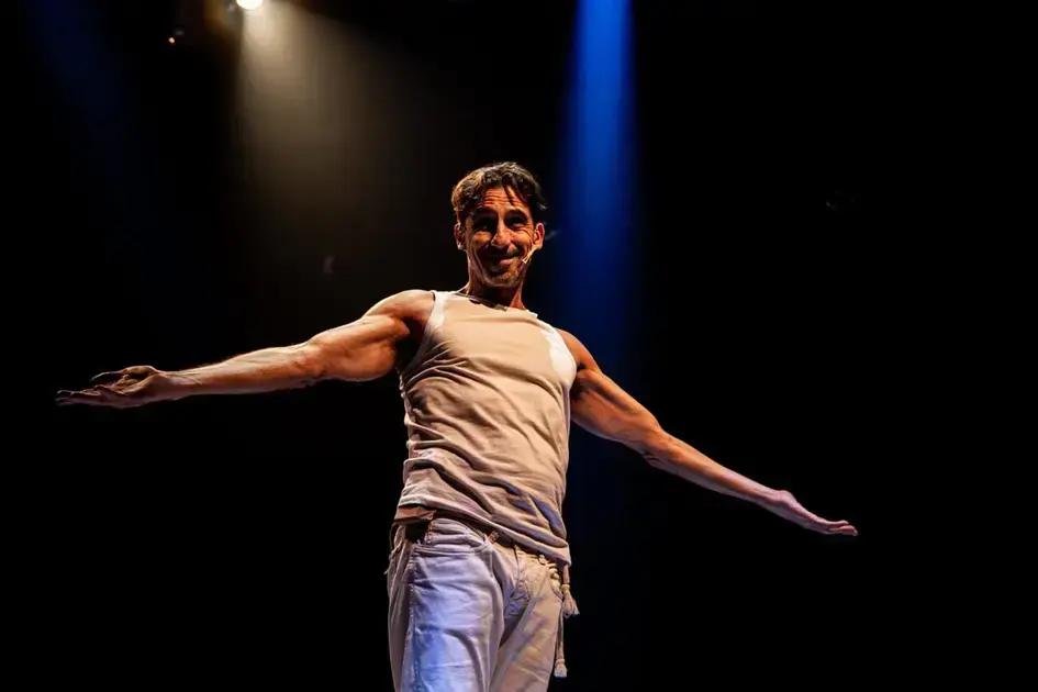 Tuca Andrada e a atualidade de Torquato Neto no teatro