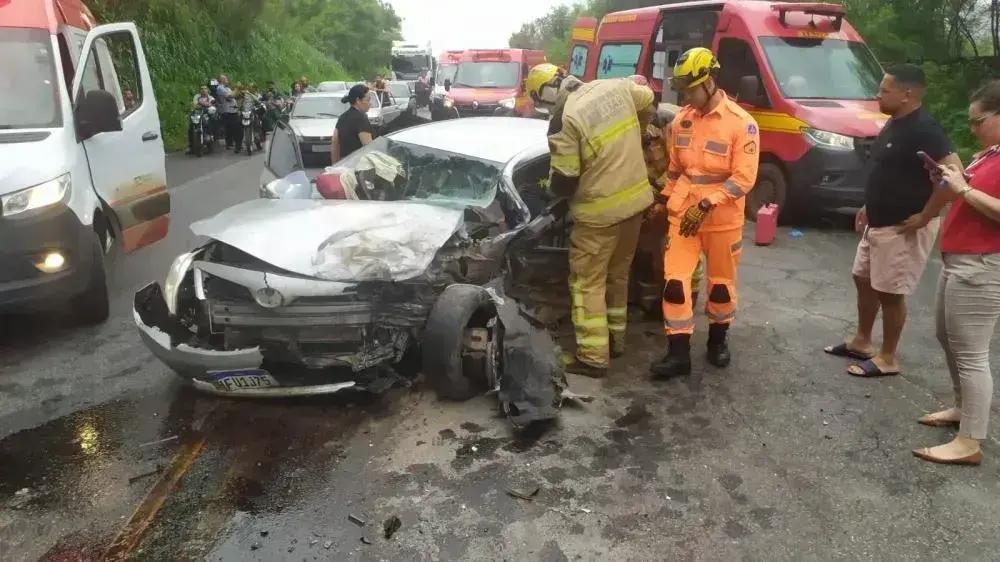 Acidente grave: 5 feridos no Contorno Rodoviário do Vale do Aço