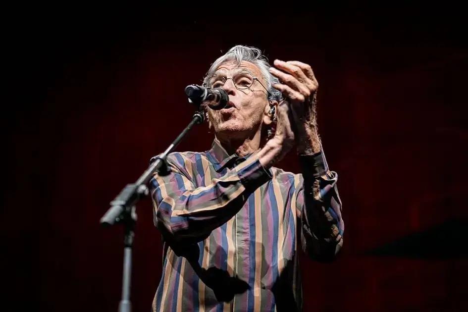 Análise dos álbuns de Caetano Veloso entre prisão e exílio