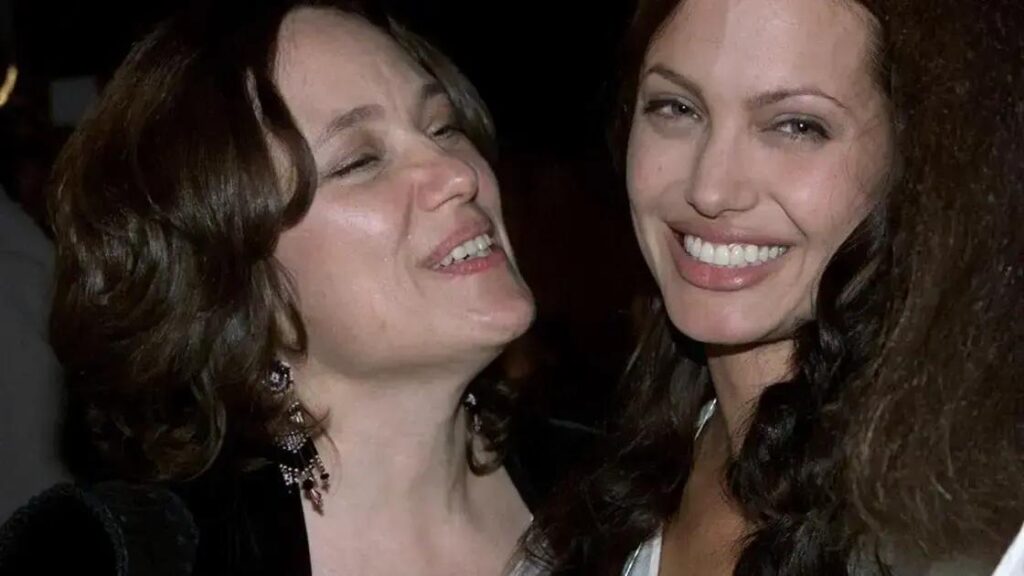 Angelina Jolie revela que perdeu a voz após a morte da mãe