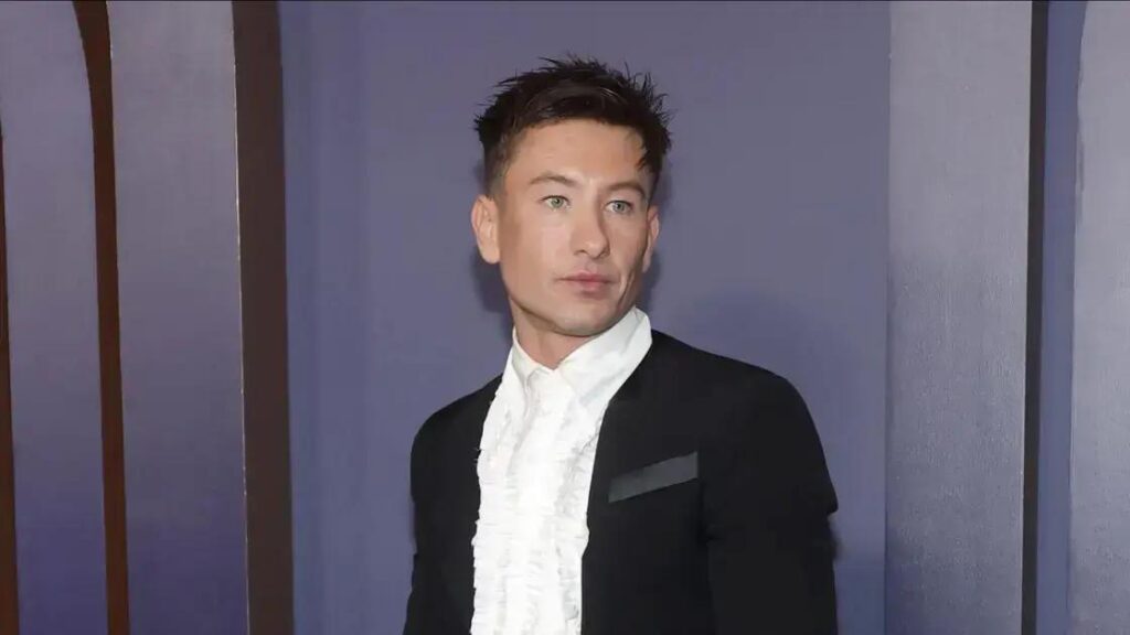 Barry Keoghan exibe cicatriz após quase perder o braço