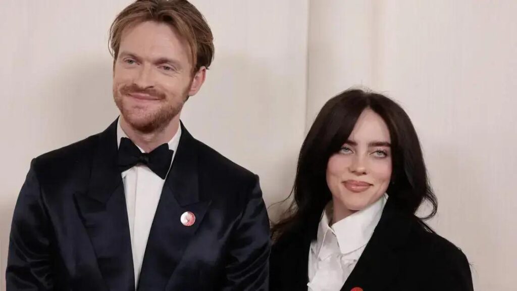 Billie Eilish e irmão surpreendem crianças em escola