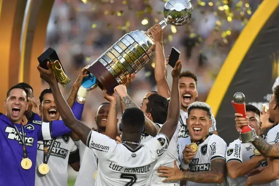 Botafogo provoca Deyverson e Atlético após conquista da Libertadores