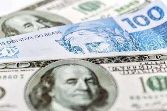 Dólar atinge R$ 6,30 e recua após leilões do Banco Central