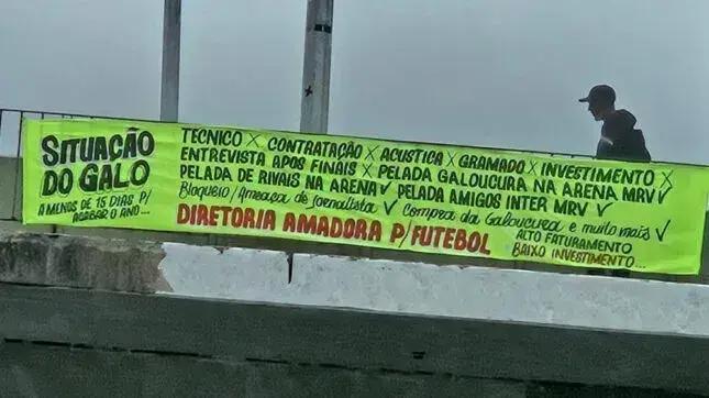 Faixa anônima em viaduto de BH detona diretoria do Atlético