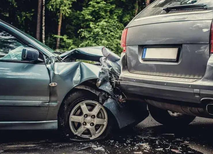 Ladrões arrombam lojas e abandonam carro após colisão