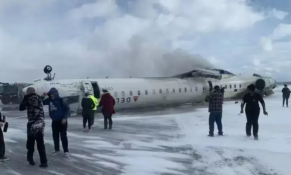 Acidente aéreo em Toronto: 18 feridos após avião capotar na pista