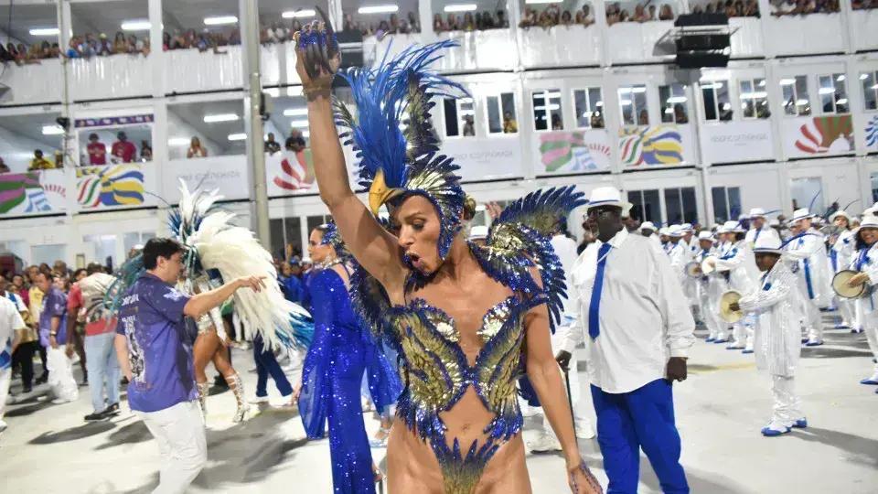 Adriane Galisteu e seu jeito autêntico de sambar no Carnaval