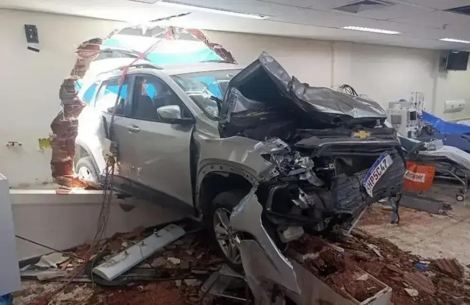 Carro invade sala de hemodiálise e feridos em Ipatinga