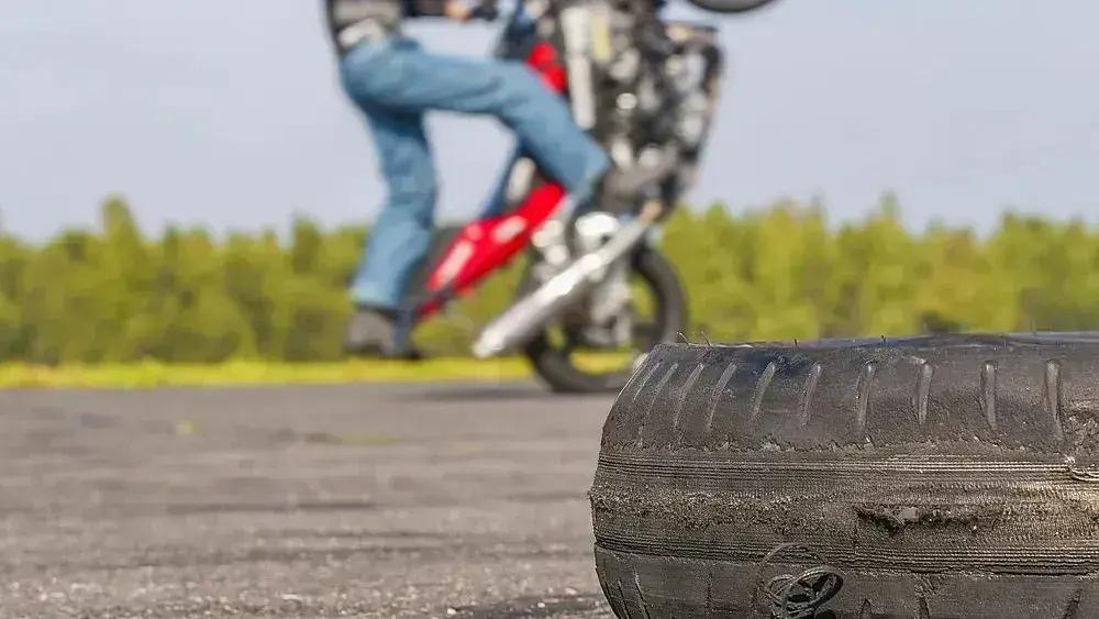 Condutor é preso após empinar moto à vista da polícia em Ipatinga