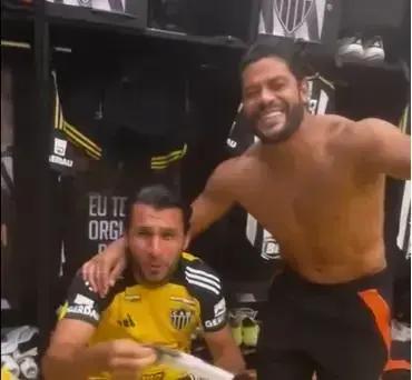 Evidências no Atlético: Deyverson e Hulk cantam hino sertanejo em vitória