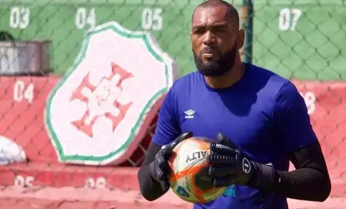 Goleiro Tom Cristian deixa campo após atos racistas da torcida