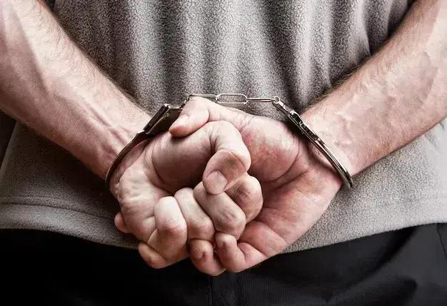 Homem com mandado de prisão em aberto é preso em Coronel Fabriciano