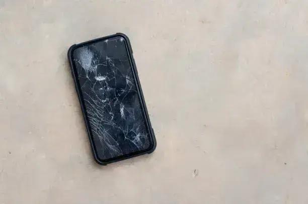Homem destrói celular e televisão da companheira em Timóteo