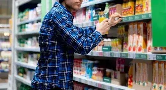 Homem tenta roubar cachaça em supermercado e se dá mal