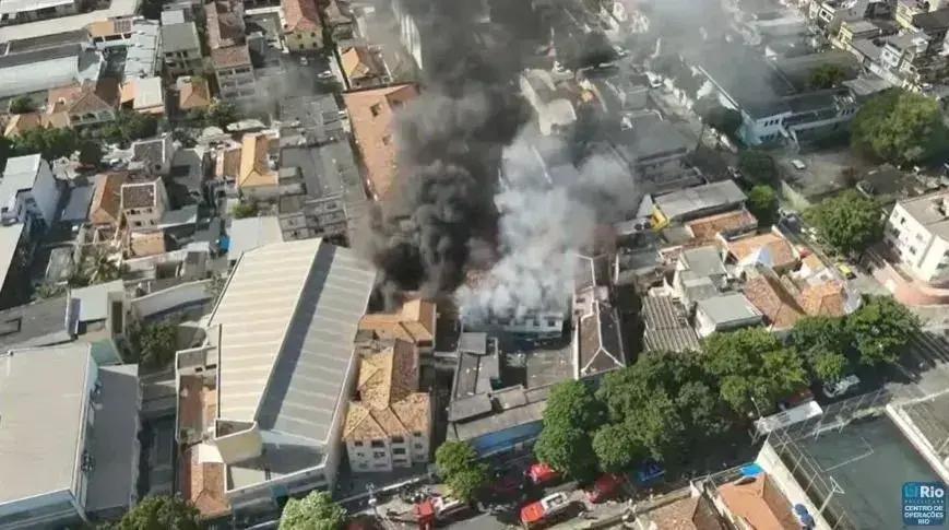 Incêndio em fábrica de fantasias no RJ: 20 feridos