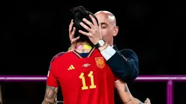 Luis Rubiales é condenado por beijo forçado na jogadora Jenni Hermoso