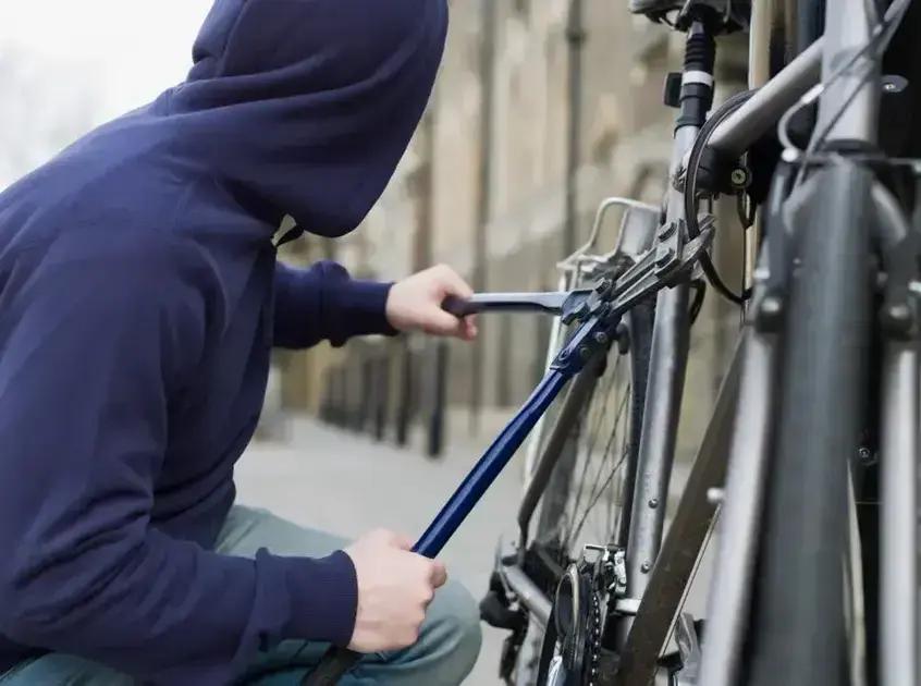 Mulher de 39 anos é presa ao tentar furtar bicicleta em supermercado