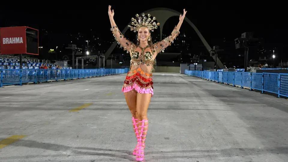 Paolla Oliveira se despede como rainha de bateria após sete anos