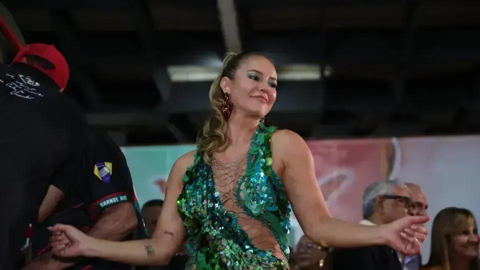 Paolla Oliveira se despede emocionada como rainha da Grande Rio