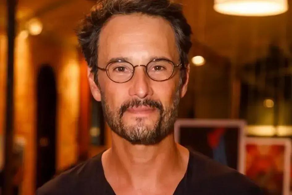 Rodrigo Santoro compartilha alegria após sucesso em filme no Festival de Berlim