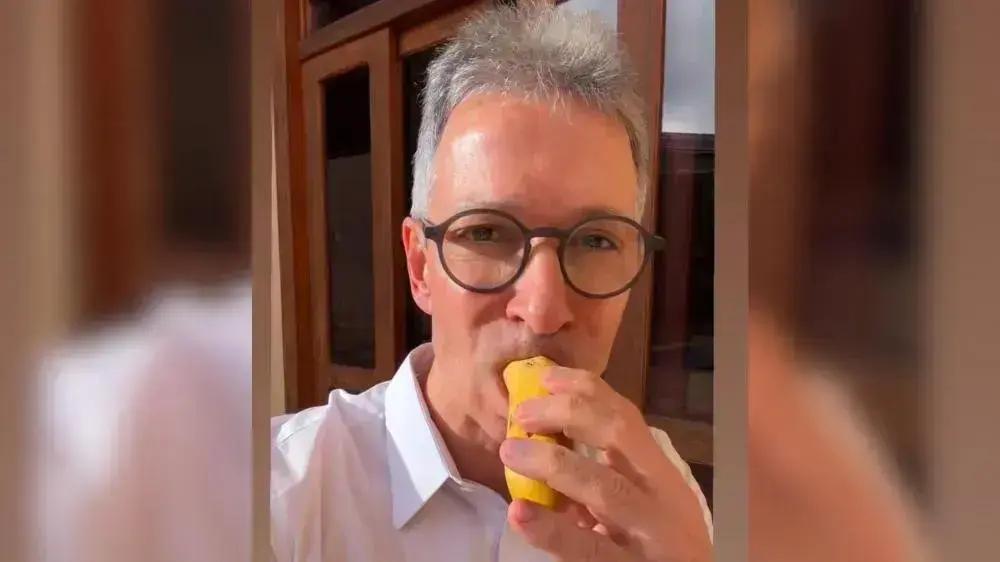 Zema ironiza alta dos alimentos comendo banana com casca