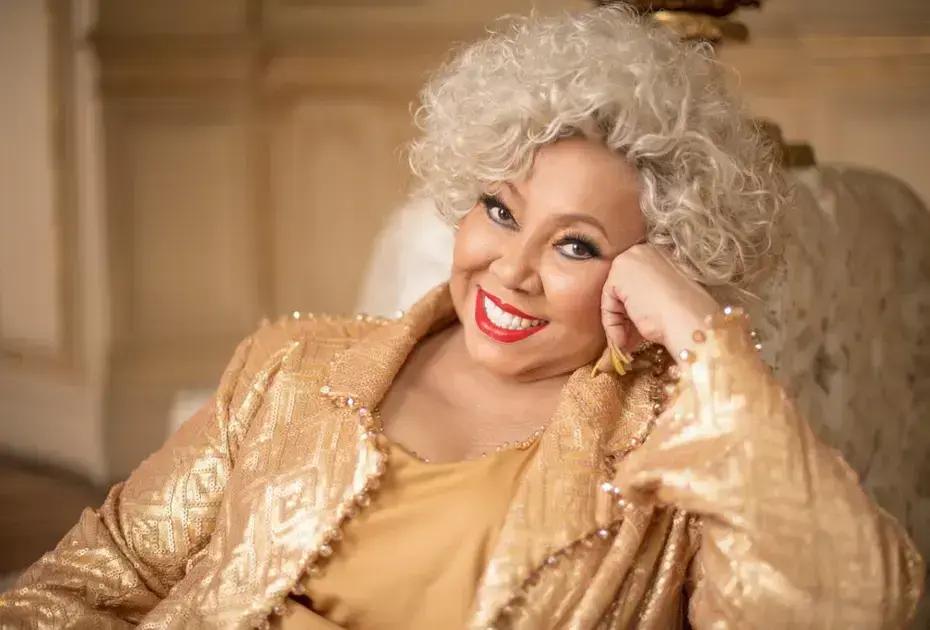 Alcione surpreende ao lançar versão em coreano de 'Você Me Vira a Cabeça'