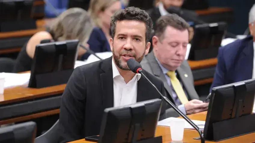 André Janones admite rachadinhas e se compromete a devolver R$ 131,5 mil