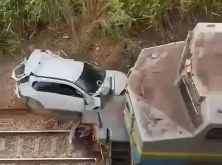 Carro cai de ponte e colide com trem na BR-381, em Nova Era