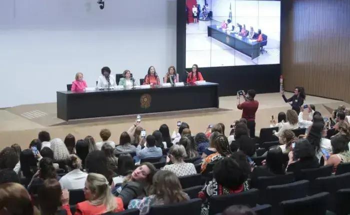 Coletivos de mulheres discutem projetos de lei essenciais no Congresso