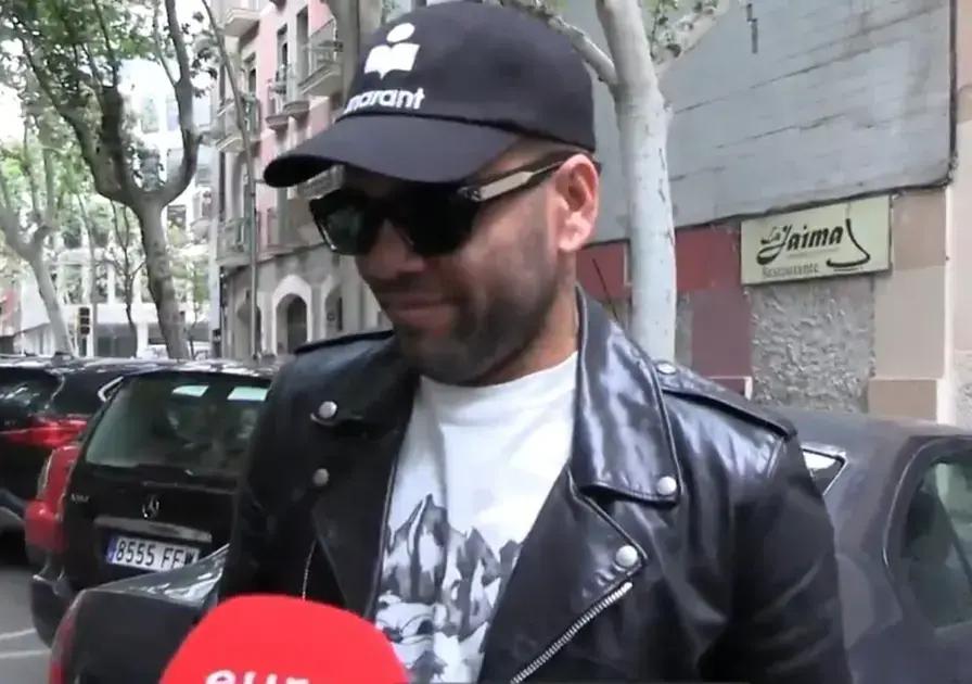 Daniel Alves é absolvido de condenação por estupro na Espanha