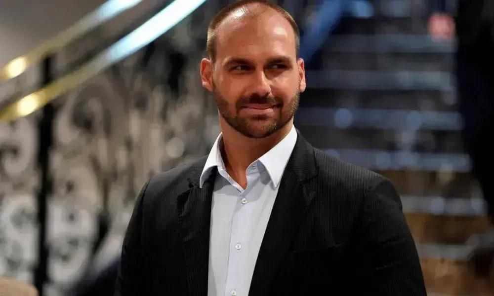 Eduardo Bolsonaro dá licença do mandato para atuar nos EUA
