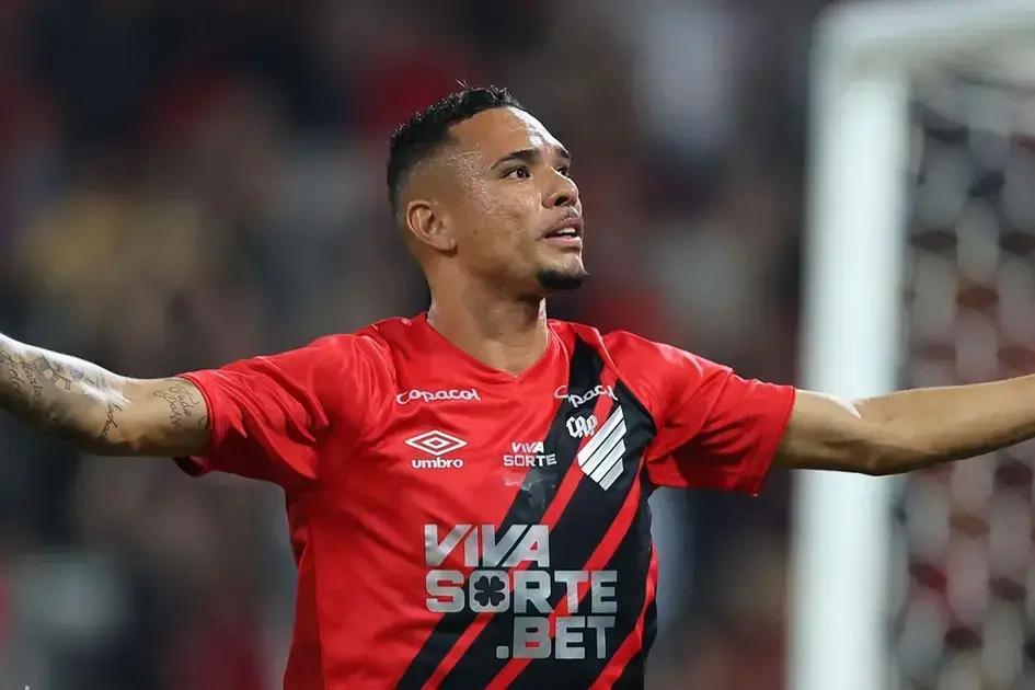 Hat-trick de Luiz Fernando garante vitória ao Athletico-PR na Copa do Brasil
