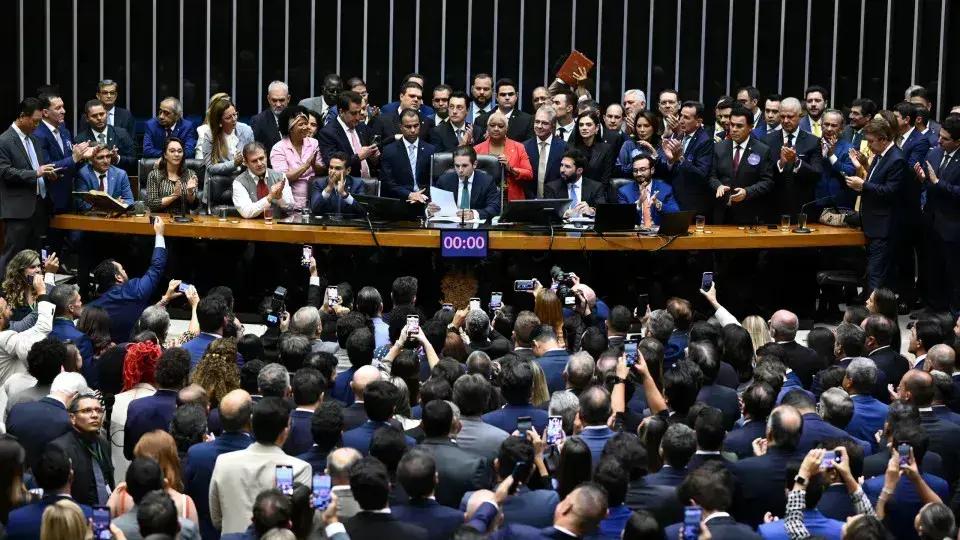 Impulso no Congresso para Retaliação Comercial após Tarifas de Trump